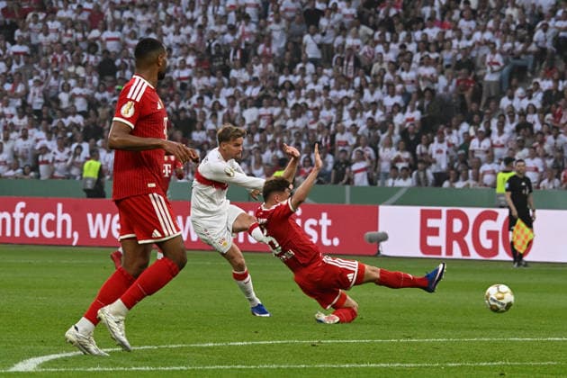 23.05.2026, xsltx, Fussball DFB Pokal Finale, FC Bayern München - VfB Stuttgart v.l. Maximilian Mittelstädt (VfB Stuttgart) Joshua Kimmich (FC Bayern Muenchen) Zweikampf, Aktion, action, battle for the ball (DFL DFB REGULATIONS PROHIBIT ANY USE OF PHOTOGRAPHS as IMAGE SEQUENCES and or QUASI-VIDEO) Berlin