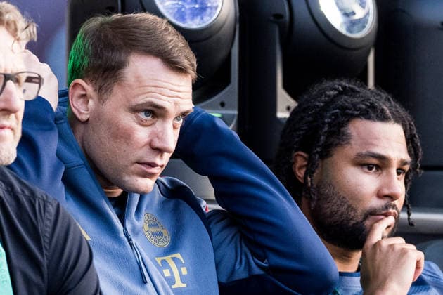 BERLIN, GERMANY - MAY 23: Manuel Neuer (FC Bayern Muenchen, 1), Serge Gnabry (FC Bayern Muenchen, 7) on the bench during the DFB Pokal Final match between FC Bayern Muenchen vs. VfB Stuttgart at Olympic Stadium on May 23, 2026 in Berlin, Germany. DFB REGULATIONS PROHIBIT ANY USE OF PHOTOGRAPHS AS IMAGE SEQUENCES AND OR QUASI-VIDEO. Berlin Germany Copyright: xSteffiexWunderlx