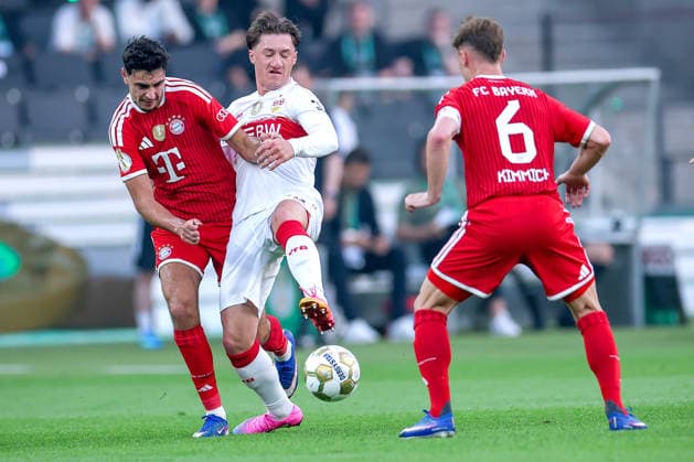 23.05.2026, Fußball, 83. DFB-Pokal Finale,, FC Bayern München - VfB Stuttgart, Olympioastadion Berlin, Saison 2025 2026: Aleksandar Pavlovic (FC Bayern Muenchen 45) im Zweikampf gegen Angelo Stiller (VfB Stuttgart 06) neben Joshua Kimmich (FC Bayern Muenchen 06) DFB regulations prohibit any use of photographs as image sequences and or quasi-video. Berlin Deutschland