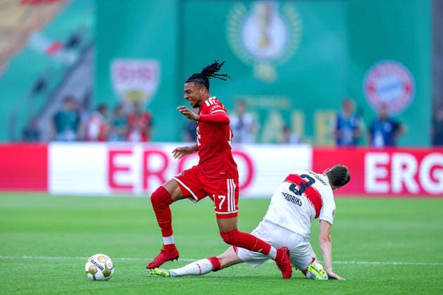 23.05.2026, Fußball, 83. DFB-Pokal Finale,, FC Bayern München - VfB Stuttgart, Olympioastadion Berlin, Saison 2025 2026: Michael Olise (FC Bayern Muenchen 17) im Zweikampf gegen Ramon Hendriks (VfB Stuttgart 03) DFB regulations prohibit any use of photographs as image sequences and or quasi-video. Berlin Deutschland