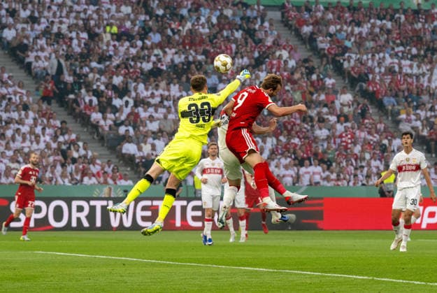 Fußball, Herren, Saison 2025 2026, 83. DFB-Pokal-Finale, FC Bayern München - VfB Stuttgart, v.l. Torhüter Alexander Nübel (Stuttgart), Jeff Chabot (Stuttgart), Harry Kane (Bayern München), 23.05. 2026, Copyright: xMatthiasxKochx