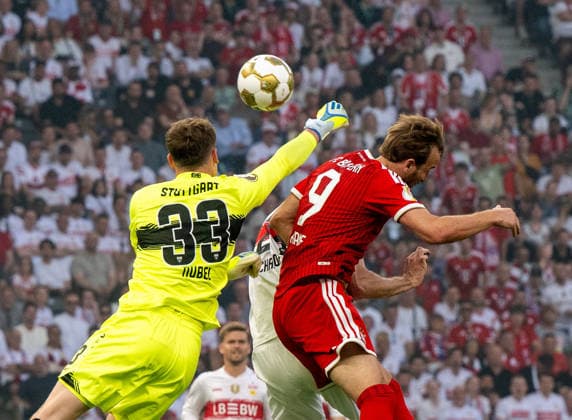 Fußball, Herren, Saison 2025 2026, 83. DFB-Pokal-Finale, FC Bayern München - VfB Stuttgart, v.l. Torhüter Alexander Nübel (Stuttgart), Jeff Chabot (Stuttgart), Harry Kane (Bayern München), 23.05. 2026, Copyright: xMatthiasxKochx