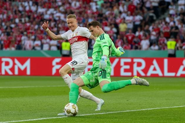 im Zweikampf, Aktion, mit Chris Fuehrlich 10 (VfB Stuttgart), Jonas Urbig 40 (FC Bayern Muenchen), FC Bayern Muenchen vs. VfB Stuttgart, Fussball, 83. DFB-Pokalfinale, 23.05.2026 DFL DFB regulations prohibit any use of photographs as image sequences and or quasi-video Berlin Berlin Deutschland