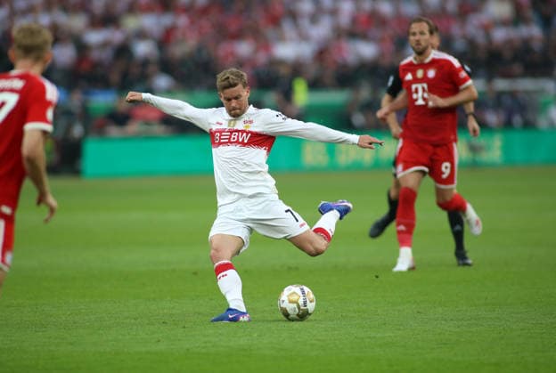 Fussball, Herren, DFB-Pokal Finale, Saison 2025 2026, FC Bayern München - VFB Stuttgart, Olympiastadion Berlin Maximilian Mittelstädt Mittelstaedt (VFB Stuttgart) bei einem Torschuss, Abschluss, Ball DFB, DFL regulations prohibit any use of photographs as image sequences and or quasi-video