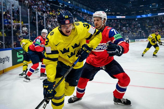 260523 Jakob Silfverberg of Sweden and Stian Solberg of Norway during the 2026 IIHF Ice hockey, Eishockey World Championship, WM, Weltmeisterschaft match between Norway and Sweden on May 23, 2026 in Fribourg. Photo: Jesper Zerman BILDBYRAN kod JZ JZ0727 ishockey ice hockey ishockey-vm 2026 vm 2026 iihf world championship norge norway sverige sweden bbeng Copyright: JESPERxZERMAN BB260523JZ014
