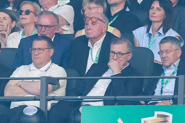 Sportvorstand Max Eberl (FC Bayern Muenchen), Karl-Heinz Rummennigge (FC Bayern Muenchen), Ehrenpraesident Uli Hoeness (FC Bayern Muenchen), Vorstandsvorsitzender Jan-Christian Dreesen (FC Bayern Muenchen) und Praesident Herbert Hainer (FC Bayern Muenchen) schauen enttaeuscht, DFB Cup Final 2026, FC Bayern München v VfB Stuttgart, Olympiastadion am 23. May 2026 in Berlin, Deutschland. (Foto von Marco Steinbrenner DeFodi Images) Sportvorstand Max Eberl (FC Bayern Muenchen), Karl-Heinz Rummennigge (FC Bayern Muenchen), Ehrenpraesident Uli Hoeness (FC Bayern Muenchen), Vorstandsvorsitzender Jan-Christian Dreesen (FC Bayern Muenchen) und Praesident Herbert Hainer (FC Bayern Muenchen) look dejected, DFB Cup Final 2026, FC Bayern München v VfB Stuttgart, Olympiastadion, May 23, 2026 in Berlin, Germany. (Photo by Marco Steinbrenner DeFodi Images) - *** Chief Sports Officer Max Eberl FC Bayern Muenchen , Karl Heinz Rummennigge FC Bayern Muenchen , Honorary President Uli Hoeness FC Bayern Muenchen , CEO Jan Christian Dreesen FC Bayern Muenchen and President Herbert Hainer FC Bayern Muenchen look disappointed, DFB Cup Final 2026, FC Bayern München v VfB Stuttgart, Olympiastadion on May 23, 2026 in Berlin, Germany Photo by Marco Steinbrenner DeFodi Images Chief Sports Officer Max Eberl FC Bayern Muenchen , Karl Heinz Rummennigge FC Bayern Muenchen , Honorary President Uli Hoeness FC Bayern Muenchen , Chairman of the Board Jan Christian Dreesen FC Bayern Muenchen and President Herbert Hainer FC Bayern Muenchen look dejected, DFB Cup Final 2026, FC Bayern München v VfB Stuttgart, Olympiastadion, May 23, 2026 in Berlin, Germany Photo by Marco Steinbrenner DeFodi Images