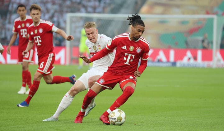 Berlin , Fußball DFB Pokal Finale 2026 , FC Bayern München vs. VfB Stuttgart , von links: Chris Führich ( VfB ) Michael Olise ( Bayern )