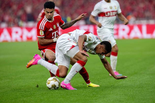 Luis Diaz (FC Bayern Muenchen) im Zweikampf mit Jamie Leweling (VfB Stuttgart). xettx, Deutschland, Berlin, 23.05.2026, Fussball, DFB-Pokal: FC Bayern Muenchen vs VfB Stuttgart, Saison 2025 2026, Finale, Olympiastadion DFL DFB REGULATIONS PROHIBIT ANY USE OF PHOTOGRAPHS AS IMAGE SEQUENCES AND OR QUASI-VIDEO.