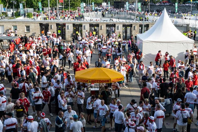 GER, DFB-Pokalfinale, Training und Pressekonferenz, FC Bayern München - VfB Stuttgart. 23.05.2026, Olympiastadion, Olympiastadion, GER, DFB-Pokalfinale, Training und Pressekonferenz, FC Bayern München - VfB Stuttgart. Fans vor dem Stadion Â