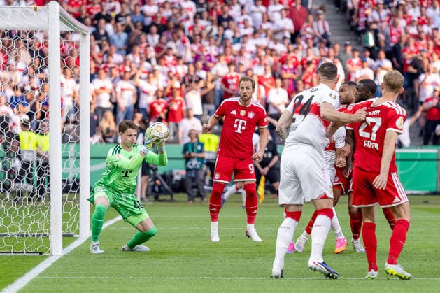 23.05.2026, Fußball, 83. DFB-Pokal Finale,, FC Bayern München - VfB Stuttgart, Olympioastadion Berlin, Saison 2025 2026: Jonas Urbig (FC Bayern Muenchen 40) verteidigt das Tor DFB regulations prohibit any use of photographs as image sequences and or quasi-video. Berlin Deutschland