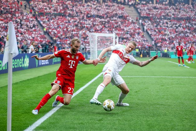 23.05.2026, Fußball, 83. DFB-Pokal Finale,, FC Bayern München - VfB Stuttgart, Olympioastadion Berlin, Saison 2025 2026: Konrad Laimer (FC Bayern Muenchen 27) im Zweikampf gegen Chris Führich (VfB Stuttgart 10) DFB regulations prohibit any use of photographs as image sequences and or quasi-video. Berlin Deutschland