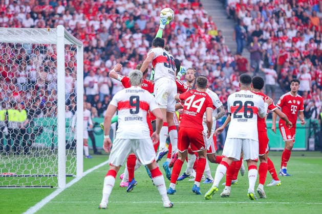 23.05.2026, Fußball, 83. DFB-Pokal Finale,, FC Bayern München - VfB Stuttgart, Olympioastadion Berlin, Saison 2025 2026: Jonas Urbig (FC Bayern Muenchen 40) verteidigt das Tor gegen Chema Andres (VfB Stuttgart 30) DFB regulations prohibit any use of photographs as image sequences and or quasi-video. Berlin Deutschland