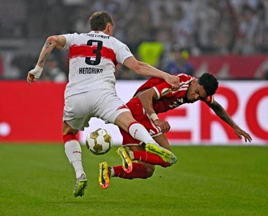 23.05.2026, Fussball DFB-Pokal 2025 2026, Finale, FC Bayern München - VfB Stuttgart, im Olympiastadion Berlin. v.l. Ramon Hendriks (Stuttgart) gegen Luis Diaz (FC Bayern München)