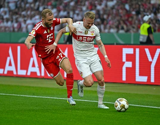 23.05.2026, Fussball DFB-Pokal 2025 2026, Finale, FC Bayern München - VfB Stuttgart, im Olympiastadion Berlin. v.l. Konrad Laimer (FC Bayern München) gegen Chris Führich (Stuttgart)