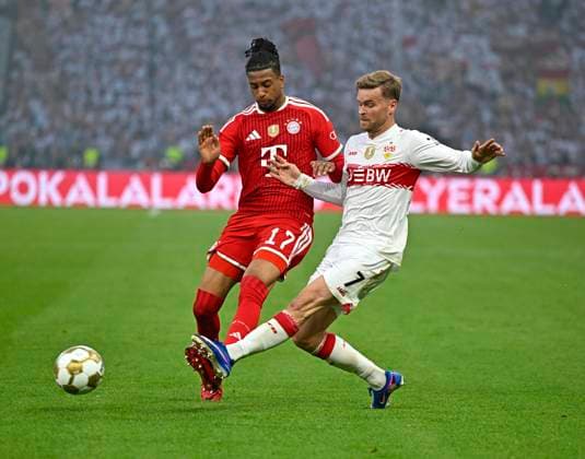 23.05.2026, Fussball DFB-Pokal 2025 2026, Finale, FC Bayern München - VfB Stuttgart, im Olympiastadion Berlin. v.l. Michael Olise (FC Bayern München) gegen Maximilian Mittelstädt (Stuttgart)