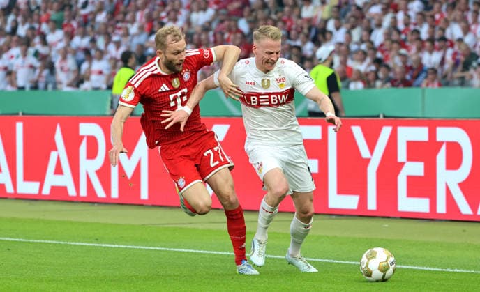 Konrad Laimer, Chris Führich am Ball Zweikampf Spielszene Aktion Fußball Fussball Finale DFB Pokal 2026 Saison 2025 2026 23.05.2026 FC Bayern München FCB vs VfB Stuttgart