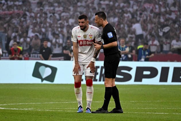 23.05.2026, xsltx, Fussball DFB Pokal Finale, FC Bayern München - VfB Stuttgart v.l. Jeff Chabot (VfB Stuttgart) verletzt, Verletzung, Schmerz, Schmerzen Schiedsrichter Referee Sven Jablonski (DFL DFB REGULATIONS PROHIBIT ANY USE OF PHOTOGRAPHS as IMAGE SEQUENCES and or QUASI-VIDEO) Berlin