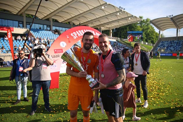 23.05.2026, Fussball, Herren, Sparkassen-Pokal Saarland Finale, Saison 2025 2026, 1. FC Saarbrücken - FC 08 Homburg, Phillip Menzel (1. FC Saarbruecken) und Patrick Schmidt (1. FC Saarbruecken) posieren mit dem Pokal Saarbrücken Ludwigsparkstadion Saarland Deutschland (DEU) Copyright: xFabianxKleerx