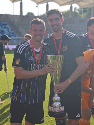 23.05.2026, Fussball, Herren, Sparkassen-Pokal Saarland Finale, Saison 2025 2026, 1. FC Saarbrücken - FC 08 Homburg, Manuel Zeitz (1. FC Saarbruecken) und Sven Sonnenberg (1. FC Saarbruecken) posieren mit dem Pokal Saarbrücken Ludwigsparkstadion Saarland Deutschland (DEU) Copyright: xFabianxKleerx