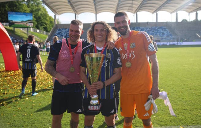 23.05.2026, Fussball, Herren, Sparkassen-Pokal Saarland Finale, Saison 2025 2026, 1. FC Saarbrücken - FC 08 Homburg, Patrick Schmidt (1. FC Saarbruecken), Tim Civeja (1. FC Saarbruecken) und Phillip Menzel (1. FC Saarbruecken) posieren mit dem Pokal Saarbrücken Ludwigsparkstadion Saarland Deutschland (DEU) Copyright: xFabianxKleerx