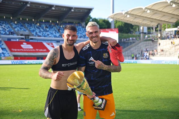 23.05.2026, Fussball, Herren, Sparkassen-Pokal Saarland Finale, Saison 2025 2026, 1. FC Saarbrücken - FC 08 Homburg, Kai Bruenker (1. FC Saarbruecken) und Tim Paterok (1. FC Saarbruecken) posieren mit dem Pokal Saarbrücken Ludwigsparkstadion Saarland Deutschland (DEU) Copyright: xFabianxKleerx