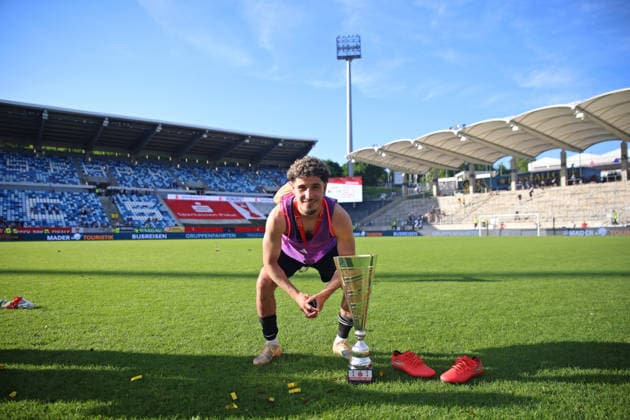 23.05.2026, Fussball, Herren, Sparkassen-Pokal Saarland Finale, Saison 2025 2026, 1. FC Saarbrücken - FC 08 Homburg, Amine Naifi (1. FC Saarbruecken) mit dem Siegerpokal im Ludwigsparkstadion Saarbrücken Ludwigsparkstadion Saarland Deutschland (DEU) Copyright: xFabianxKleerx