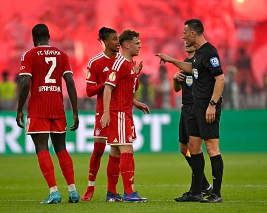 23.05.2026, Fussball DFB-Pokal 2025 2026, Finale, FC Bayern München - VfB Stuttgart, im Olympiastadion Berlin. v.l. Dayot Upamecano (FC Bayern München), Michael Olise (FC Bayern München),und Joshua Kimmich (FC Bayern München) diskutieren mit Schiedsrichter Sven Jablonski (Deutschland).