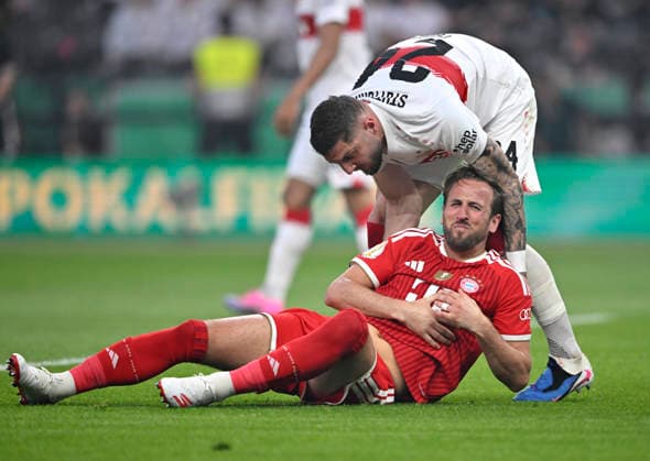Jeff Chabot VfB Stuttgart (24) kuemmert sich um Harry Kane FC Bayern Muenchen FCB (09) verletzt Verletzung 83. DFB Pokalfinale FC Bayern Muenchen FCB vs VFB Stuttgart Olympiastadion Berlin 23.05.2026 DFL REGULATIONS PROHIBIT ANY USE OF PHOTOGRAPHS AS IMAGE SEQUENCES AND OR QUASI-VIDEO 83. DFB Pokalfinale FC Bayern Muenchen FCB vs VFB Stuttgart