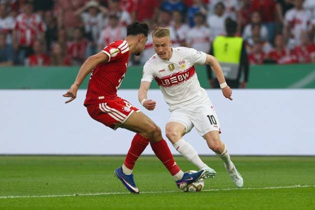 im Zweikampf, Aktion, mit Alexandar Pavlovic 45 (FC Bayern Muenchen), Chris Fuehrlich 10 (VfB Stuttgart), FC Bayern Muenchen vs. VfB Stuttgart, Fussball, 83. DFB-Pokalfinale, 23.05.2026 DFL DFB regulations prohibit any use of photographs as image sequences and or quasi-video Berlin Berlin Deutschland