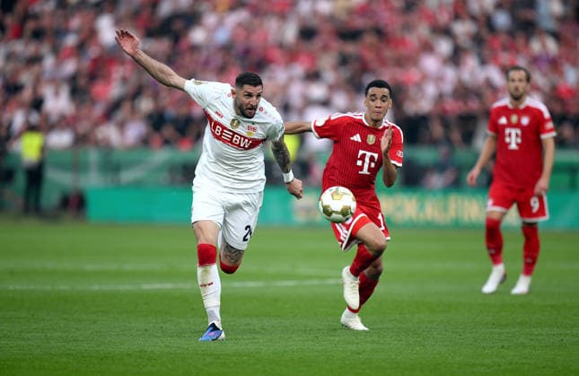 Fussball DFB Pokal Finale 2025 2026 in Berlin FC Bayern Muenchen - VfB Stuttgart 23.05.2026 Jeff Chabot (li, VfB Stuttgart) gegen Jamal Musiala (re, FC Bayern Muenchen)