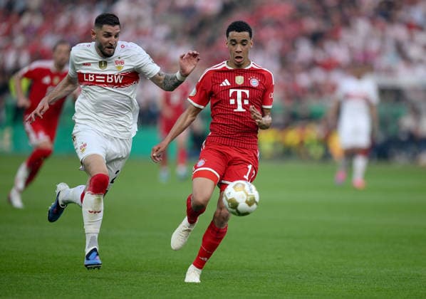 Fussball DFB Pokal Finale 2025 2026 in Berlin FC Bayern Muenchen - VfB Stuttgart 23.05.2026 Jeff Chabot (li, VfB Stuttgart) gegen Jamal Musiala (re, FC Bayern Muenchen)