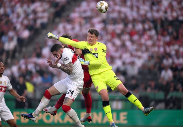 Sport Bilder des Tages Fussball DFB Pokal Finale 2025 2026 in Berlin FC Bayern Muenchen - VfB Stuttgart 23.05.2026 Jeff Chabot (li, VfB Stuttgart) gegen Harry Kane (mi., FC Bayern Muenchen) gegen Torwart Alexander Nuebel (re, VfB Stuttgart)