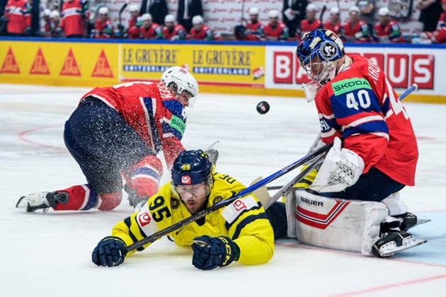 Sport Bilder des Tages 260523 Jacob De La Rose of Sweden and Johannes Johannesen during the 2026 IIHF Ice hockey, Eishockey World Championship, WM, Weltmeisterschaft match between Norway and Sweden on May 23, 2026 in Fribourg. Photo: Jesper Zerman BILDBYRAN kod JZ JZ0727 ishockey ice hockey ishockey-vm 2026 vm 2026 iihf world championship norge norway sverige sweden bbeng *** 260523 Jacob De La Rose of Sweden and Johannes Johannesen during the 2026 IIHF Ice Hockey World Championship match between Norway and Sweden on May 23, 2026 in Fribourg Photo Jesper Zerman BILDBYRAN kod JZ JZ0727 ishockey ice hockey ishockey vm 2026 vm 2026 iihf world championship norge norway sverige sweden bbeng  Copyright: JESPERxZERMAN BB260523JZ016