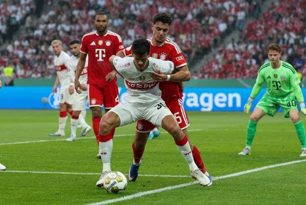 im Zweikampf, Aktion, mit Chema Andres 30 (VfB Stuttgart), Alexandar Pavlovic 45 (FC Bayern Muenchen), FC Bayern Muenchen vs. VfB Stuttgart, Fussball, 83. DFB-Pokalfinale, 23.05.2026 DFL DFB regulations prohibit any use of photographs as image sequences and or quasi-video Berlin Berlin Deutschland