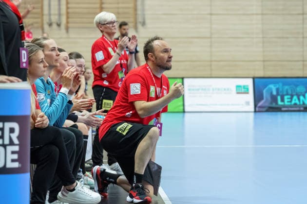 Torwarttrainer Andreas Wiese (Halle), Trainerin Ines Seidler (Halle), Bank, SV Union Halle-Neustadt vs. BSV Sachsen Zwickau, Handball Bundesliga Frauen, Play-Offs 5-11 Spieltag 6, Saison 2025 26, 23.05.2026 Halle SWH Arena Sachsen-Anhalt Deutschland