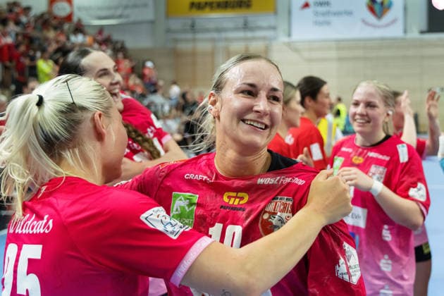 Lilli Röpcke (Halle, 25), Lea Gruber (Halle, 19), Jubel nach dem 37:21 Heimsieg, SV Union Halle-Neustadt vs. BSV Sachsen Zwickau, Handball Bundesliga Frauen, Play-Offs 5-11 Spieltag 6, Saison 2025 26, 23.05.2026 Halle SWH Arena Sachsen-Anhalt Deutschland