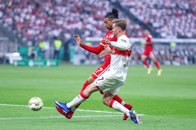 23.05.2026, Fußball, 83. DFB-Pokal Finale,, FC Bayern München - VfB Stuttgart, Olympioastadion Berlin, Saison 2025 2026: Michael Olise (FC Bayern Muenchen 17) im Zweikampf gegen Chris Führich (VfB Stuttgart 10) DFB regulations prohibit any use of photographs as image sequences and or quasi-video. Berlin Deutschland