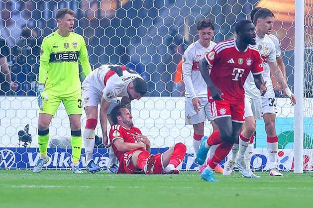 23.05.2026, Fußball, 83. DFB-Pokal Finale,, FC Bayern München - VfB Stuttgart, Olympioastadion Berlin, Saison 2025 2026: Jeff Chabot (VfB Stuttgart 24) richtet den im Strafraum am Boden liegendn Harry Kane (FC Bayern Muenchen 09) auf die Beine auf DFB regulations prohibit any use of photographs as image sequences and or quasi-video. Berlin Deutschland