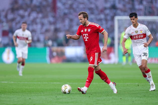 23.05.2026, Fußball, 83. DFB-Pokal Finale,, FC Bayern München - VfB Stuttgart, Olympioastadion Berlin, Saison 2025 2026: Harry Kane (FC Bayern Muenchen 09) neben Chema Andres (VfB Stuttgart 30) DFB regulations prohibit any use of photographs as image sequences and or quasi-video. Berlin Deutschland