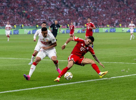 Fußball, Herren, Saison 2025 2026, 83. DFB-Pokal-Finale, FC Bayern München - VfB Stuttgart, v.l. Luca Jaquez (Stuttgart), Luis Diaz (Bayern München), 23.05. 2026, Copyright: xMatthiasxKochx