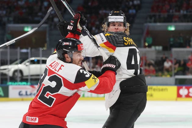 23.05.2026 Swiss Life Arena Zuerich , SCHWEIZ, Herren Eishockey IIHF World Championship, WM, Weltmeisterschaft Zurich 2026 Gruppe A AUT - GER Bernd Wolf (li,AUT) gegen Joshua Samanski (GER)