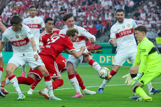 Chema Andres (VfB Stuttgart), Jamal Musiala (FC Bayern Muenchen), Harry Kane (FC Bayern Muenchen), Angelo Stiller (VfB Stuttgart), Jeff Chabot (VfB Stuttgart) und Torhueter Alexander Nuebel (VfB Stuttgart) kaempfen um den Ball, DFB Cup Final 2026, FC Bayern München v VfB Stuttgart, Olympiastadion am 23. May 2026 in Berlin, Deutschland. (Foto von Marco Steinbrenner DeFodi Images) Chema Andres (VfB Stuttgart), Jamal Musiala (FC Bayern Muenchen), Harry Kane (FC Bayern Muenchen), Angelo Stiller (VfB Stuttgart), Jeff Chabot (VfB Stuttgart) und Torhueter Alexander Nuebel (VfB Stuttgart) battle for the ball, DFB Cup Final 2026, FC Bayern München v VfB Stuttgart, Olympiastadion, May 23, 2026 in Berlin, Germany. (Photo by Marco Steinbrenner DeFodi Images) -