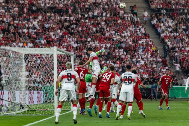 GER, DFB-Pokalfinale, Training und Pressekonferenz, FC Bayern München - VfB Stuttgart. 23.05.2026, Olympiastadion, Olympiastadion, GER, DFB-Pokalfinale, Training und Pressekonferenz, FC Bayern München - VfB Stuttgart. Chema AndrÃ s Chema Andres (VfB Stuttgart 30) im Zweikampf gegen Jonas Urbig (FC Bayern München 40) Â