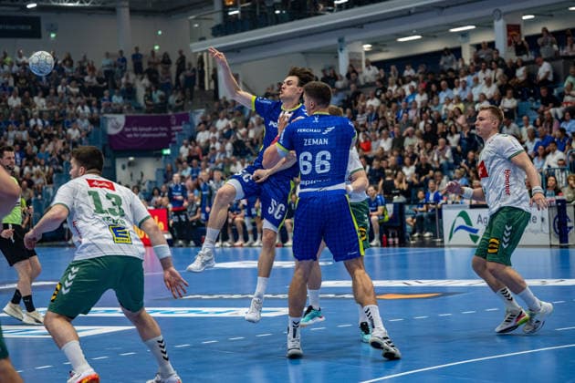 Daikin Handball Bundesliga, VfL Gummersbach - GWD Minden, 23.05.2026 Ian Weber (GWD Minden 13), Miro Schluroff (VfL Gummersbach, 15), Å tÄ›pan Zeman (VfL Gummersbach, 66), ; Daikin Handball Bundesliga, VfL Gummersbach - GWD Minden, 23.05.2026 Copyright: xBEAUTIFULxSPORTS Erlhofx
