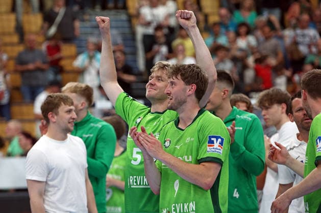 23.05.2026, xovx, Handball Daikin Handball-Bundesliga, HSG Wetzlar - HC Erlangen Die Spieler der HSG Wetzlar bejubeln den 29:26 Sieg gegen den HC Erlangen, v.l. Tristan Kirschner (HSG Wetzlar), Niklas Theiß (HSG Wetzlar) Wetzlar Buderus Arena Hessen Deutschland (DE)