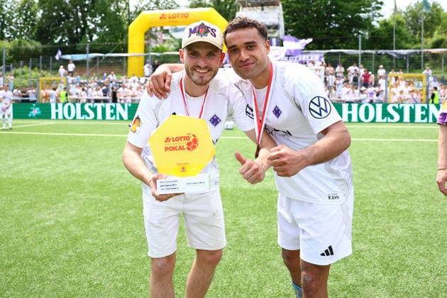 8 Piet Oldag (HEBC) und 27 Lionel von Zitzewitz (HEBC) bejubeln den Gewinn des Hamburger Lotto-Pokals. Fußball I Herren I Lotto Pokal I Saison 2025-2026 I Finale I SC Vorwärts Wacker04 Billstedt - HEBC I 23.05.2026 I Stadion Hoheluft