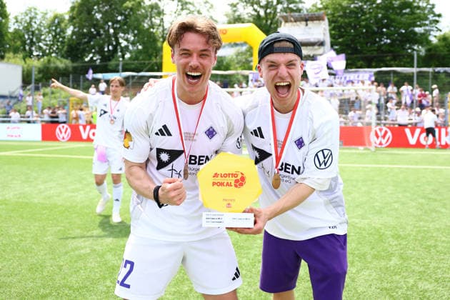 22 Moses Magens (HEBC) bejubelt den Gewinn des Hamburger Lotto-Pokals. Fußball I Herren I Lotto Pokal I Saison 2025-2026 I Finale I SC Vorwärts Wacker04 Billstedt - HEBC I 23.05.2026 I Stadion Hoheluft