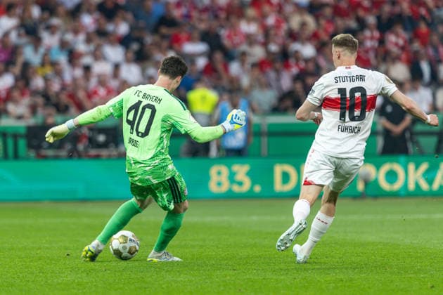 GER, DFB-Pokalfinale, Training und Pressekonferenz, FC Bayern München - VfB Stuttgart. 23.05.2026, Olympiastadion, Olympiastadion, GER, DFB-Pokalfinale, Training und Pressekonferenz, FC Bayern München - VfB Stuttgart. Jonas Urbig (FC Bayern München 40) im Zweikampf gegen Chris Führich Chris Fuehrich (VfB Stuttgart 10) Â