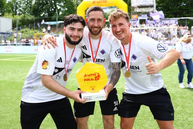 33 Muhammet Ali Aktürk (HEBC) und 14 Raoul Bouveron (HEBC) bejubeln den Gewinn des Lotto-Pokals. Fußball I Herren I Lotto Pokal I Saison 2025-2026 I Finale I SC Vorwärts Wacker04 Billstedt - HEBC I 23.05.2026 I Stadion Hoheluft