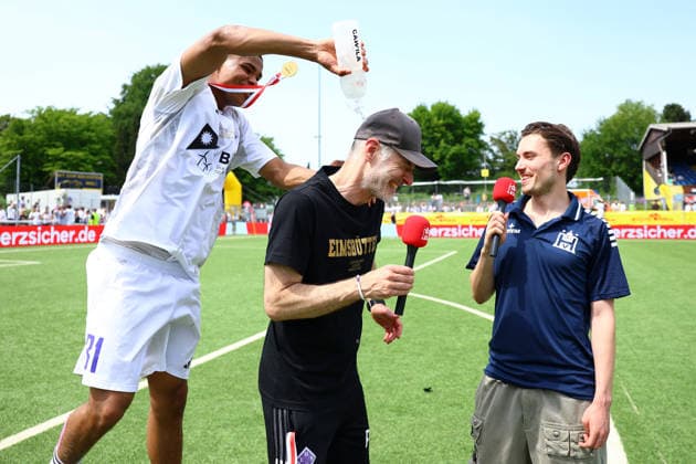 31 Michele Scalzi (HEBC) verpasst Philipp Obloch (Trainer, HEBC) eine Wasser-Dusche. Fußball I Herren I Lotto Pokal I Saison 2025-2026 I Finale I SC Vorwärts Wacker04 Billstedt - HEBC I 23.05.2026 I Stadion Hoheluft